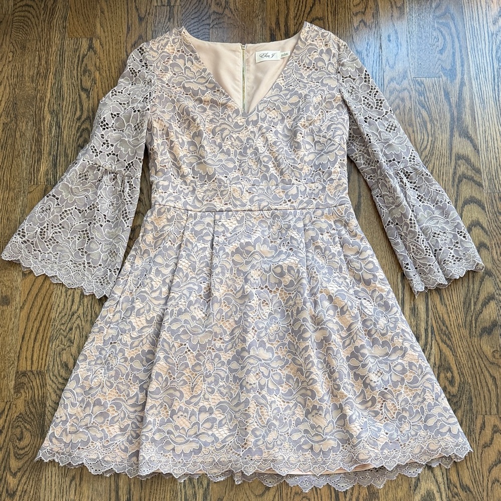 Eliza J  Lace Bell Sleeve Dress Cocktail Special Occasion Size 8 EUC